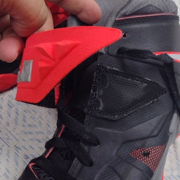 Nike Nike Zoom LeBron Soldier 7basketball shoes in black,bright crimson and grey - Picture 7 of 12